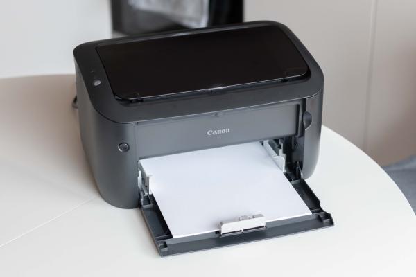 Tiskárna Canon i-SENSYS LBP6030B na stole