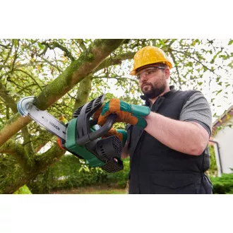 BOSCH UniversalChain 18, akumulátorová řetězová pila, 18 V, lišta 20 cm, rychlost řezu 4.5 m/s BOSCH UniversalChain 18, akumulátorová řetězová pila, 18 V, lišta 20 cm, rychlost řezu 4.5 m/s