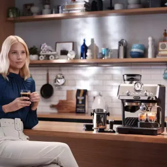 DeLonghi La Specialista Arte pákový kávovar, 1400 W, vestavěný mlýnek, parní tryska MyLatte DeLonghi La Specialista Arte pákový kávovar, 1400 W, vestavěný mlýnek, parní tryska MyLatte