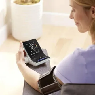Braun ExactFit 3 pažní tlakoměr, velký a přehledný displej, dvě manžety Braun ExactFit 3 pažní tlakoměr, velký a přehledný displej, dvě manžety