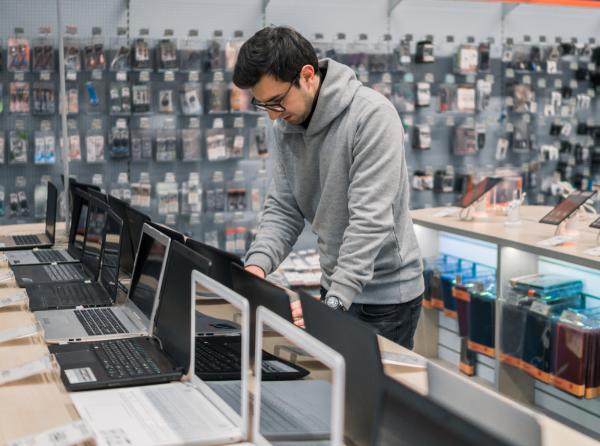 muž vybírá notebook