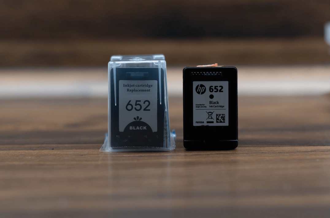 Černá a alternativní cartridge vedle sebe