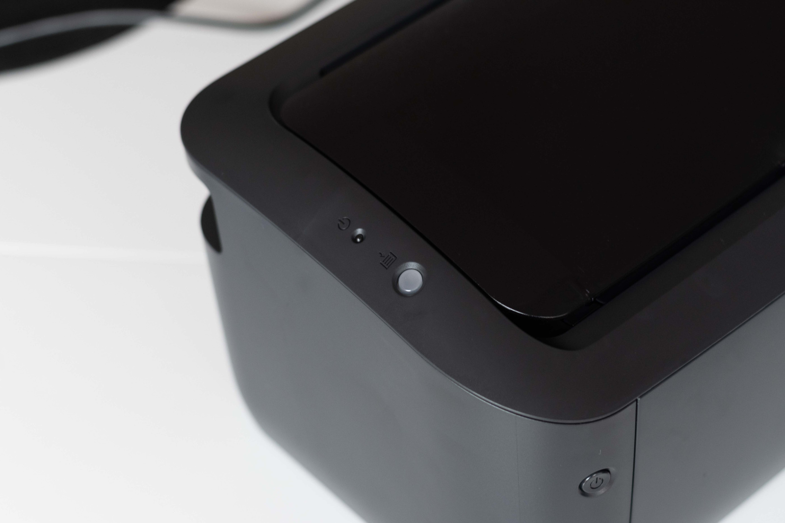 Tlačítka na tiskárně Canon i-SENSYS LBP6030B