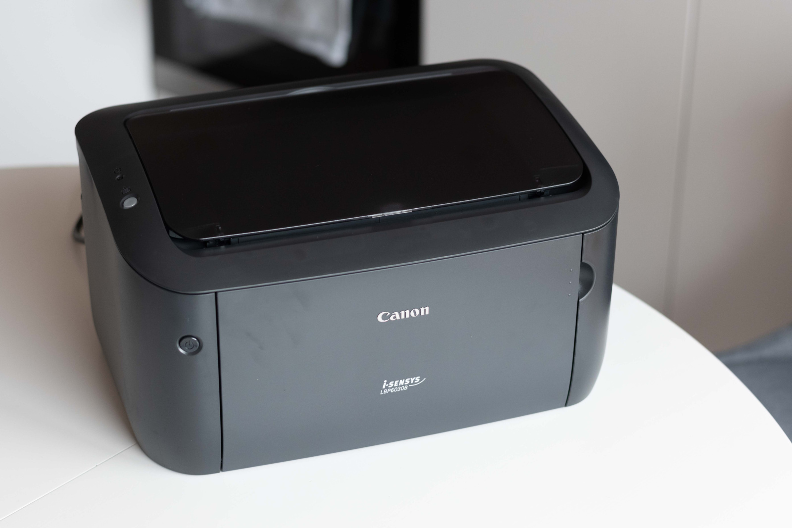 Tiskárna Canon i-SENSYS LBP6030B na stole zepředu