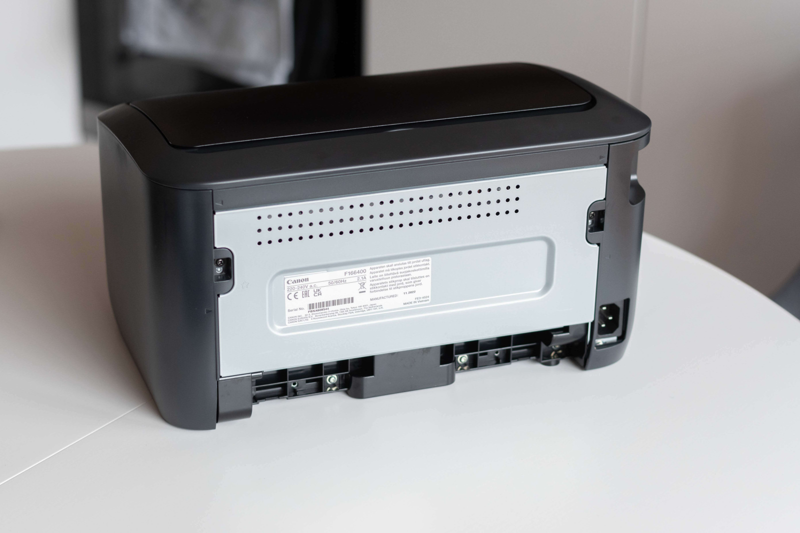 Tiskárna Canon i-SENSYS LBP6030B na stole zezadu
