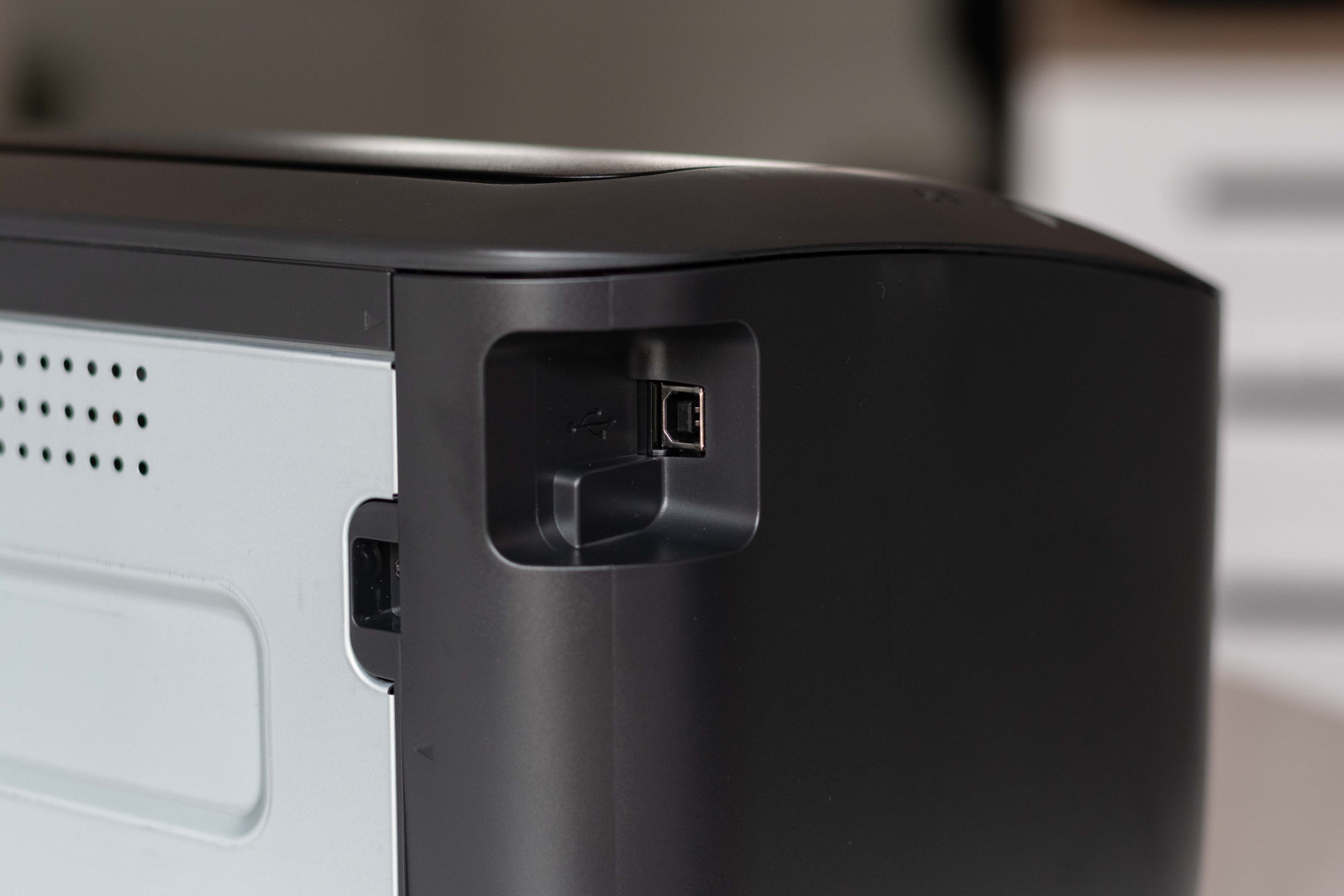 USB port na zádech tiskárny Canon i-SENSYS LBP6030B