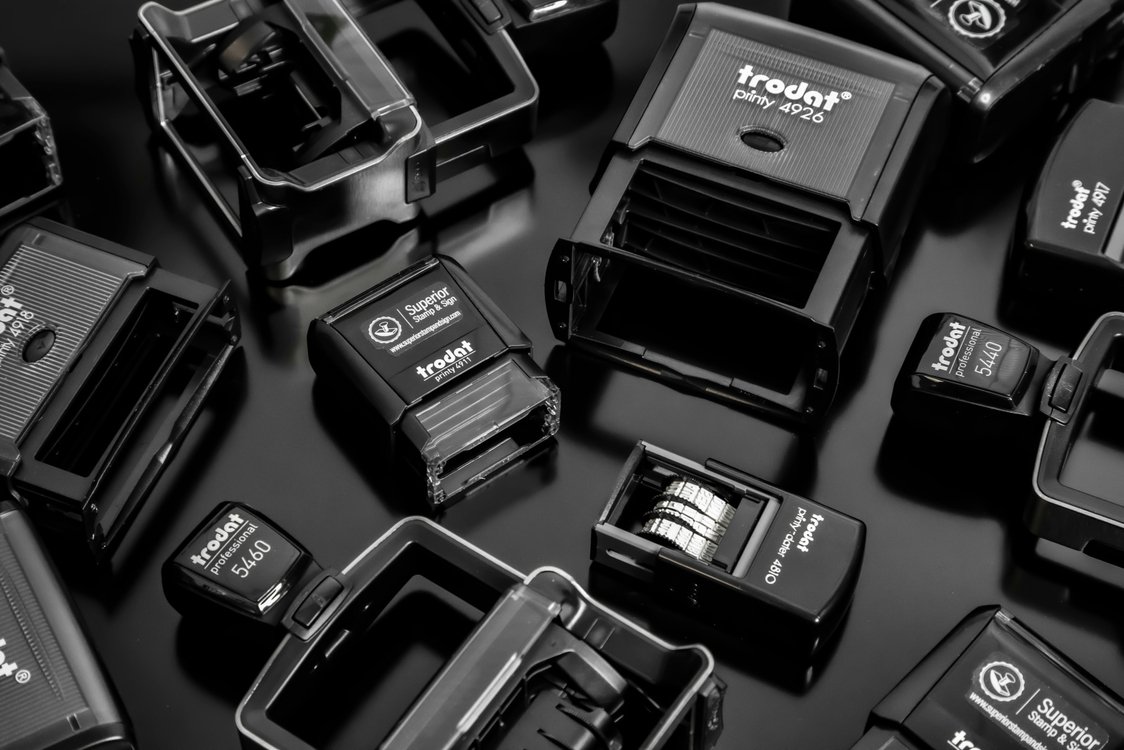 Různé druhy razítek na černé lesklé podložce. Zdroj: unsplash.com
