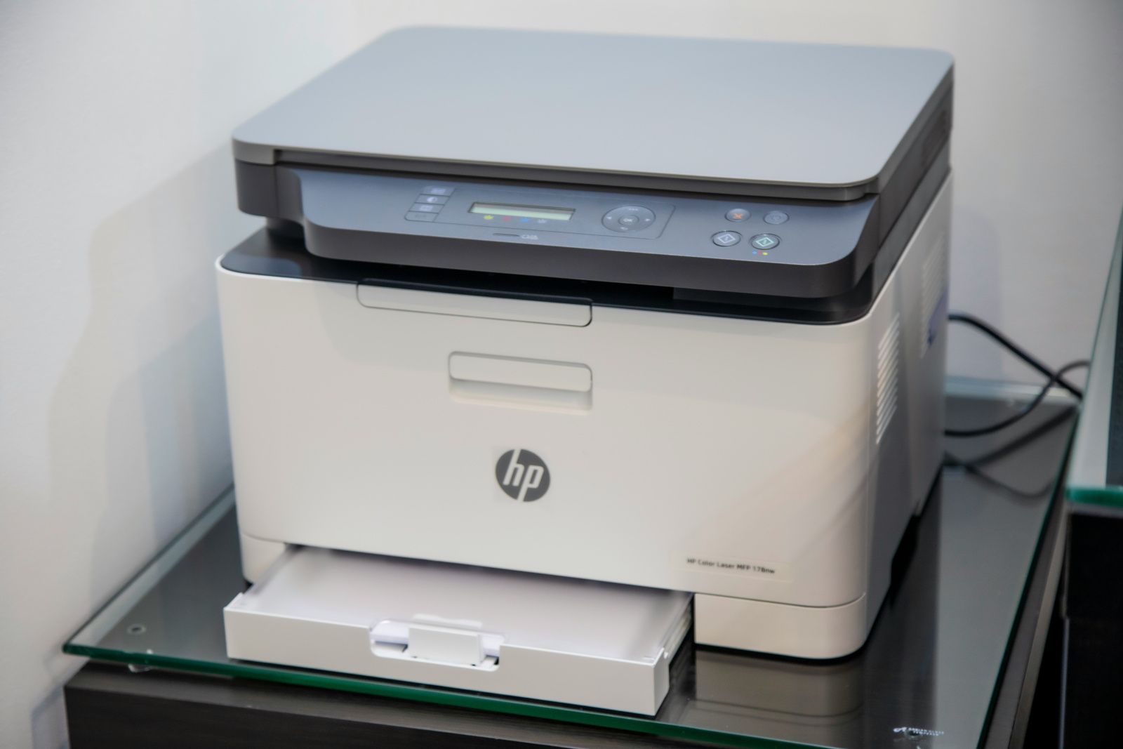 Laserová tiskárna HP na skleněné podložce.